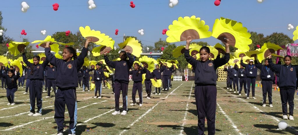 1054190-1024x466 jms the स्कूल के खेल सप्ताह के समापन समारोह को संबोधित करते हुए कांति पाराशर ने कहा की खेल से प्रतिभाएं आगे आती है।